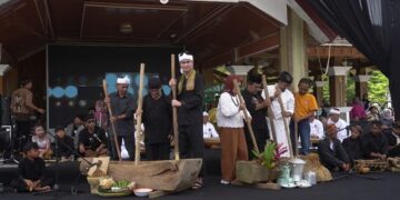 Pemerintah Kabupaten Sumedang menggelar Gelar Karya Warisan Budaya di Lapangan Pusat Pemerintahan Sumedang (PPS), Jumat (25/4/2025). Kegiatan ini dibuka secara resmi oleh Wakil Bupati Sumedang, Muhammad Fajar Aldila, dan menampilkan beragam atraksi seni dan budaya khas Tatar Sunda.