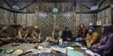 Wali Kota Bandung, Muhammad Farhan, meresmikan Pasar Walungan Cika Cika, Selasa (22/4).