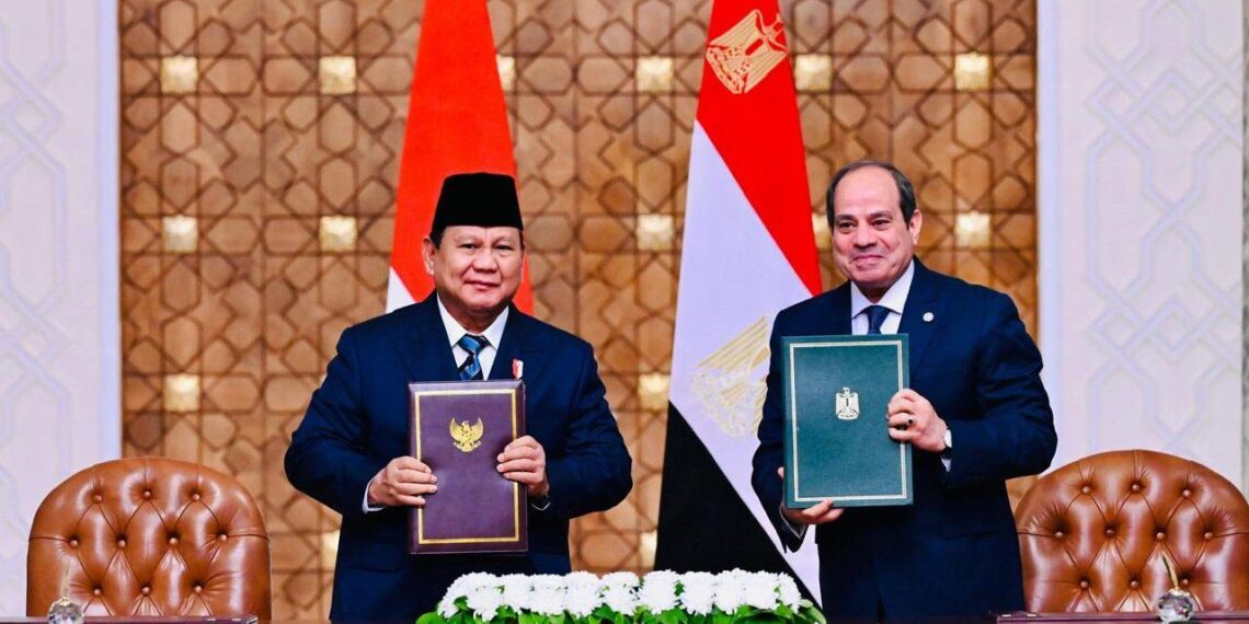 Presiden Republik Indonesia Prabowo Subianto dan Presiden Republik Arab Mesir Abdel Fattah El-Sisi menandatangani Pernyataan Bersama tentang Kemitraan Strategis antara kedua negara, Sabtu (12/04/2025), di Istana Al Ittihadiya, Kairo.