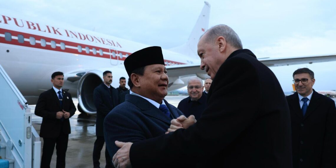 ), Presiden Republik Indonesia Prabowo Subianto tiba di Bandar Udara Internasional Esenboğa, Ankara, Turkiye, pada Rabu (09/042025), sekitar pukul 19.00 waktu setempat (WS). Ketibaan Presiden Prabowo kali ini terasa istimewa karena disambut secara langsung oleh Presiden Republik Turkiye, Recep Tayyip Erdoğan.