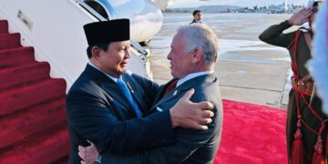 Tiba di Bandar Udara Militer Marka, Amman, Minggu (13/04/2025), Presiden Prabowo langsung disambut hangat oleh Raja Yordania Abdullah II bin Al-Hussein dalam sebuah prosesi penyambutan yang sarat simbol persaudaraan dan penghormatan tinggi antarkedua negara.