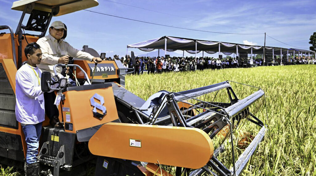 Presiden Prabowo saat panen raya di Majalengka Jawa Barat.