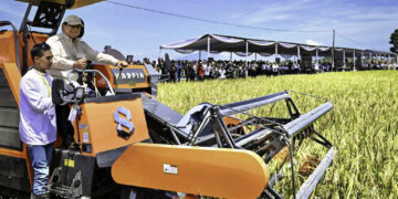 Presiden Prabowo saat panen raya di Majalengka Jawa Barat.