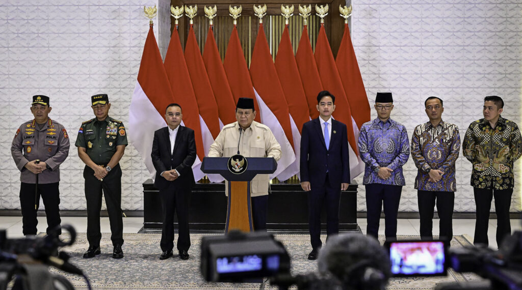 Presiden Prabowo Subianto menyampaikan keterangan pers di Pangkalan TNI AU Halim Perdanakusuma, Jakarta, pada Rabu, 9 April 2025, sebelum memulai lawatannya ke kawasan Timur Tengah dan Turkiye. (Foto: BPMI Setpres)