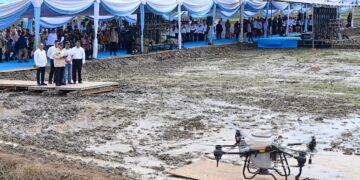 Presiden Republik Indonesia, Prabowo Subianto, memimpin langsung kegiatan tanam padi serentak secara nasional yang melibatkan 14 provinsi.