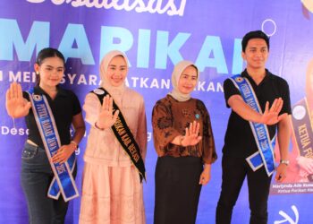 PUTRA PUTRI BAHARI : Dua finalis unggulan Putra Putri Bahari Kabupaten Bekasi, Aulia Putri Apriliani dan Fadhil Dzil Akram, berfoto bersama Ketua TP-PKK Kabupaten Bekasi, Marlynda Ade Kuswara dan Nia Asep Surya Atmaja, istri Wakil Bupati Bekasi. FOTO : ARIF TIARNO / NEWSROOM DISKOMINFOSANTIK