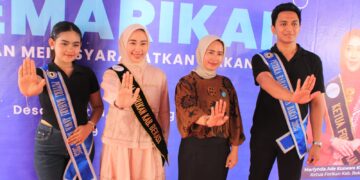 PUTRA PUTRI BAHARI : Dua finalis unggulan Putra Putri Bahari Kabupaten Bekasi, Aulia Putri Apriliani dan Fadhil Dzil Akram, berfoto bersama Ketua TP-PKK Kabupaten Bekasi, Marlynda Ade Kuswara dan Nia Asep Surya Atmaja, istri Wakil Bupati Bekasi. FOTO : ARIF TIARNO / NEWSROOM DISKOMINFOSANTIK