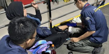 Relawan yang berasal dari komunitas pencinta kereta api (Railfans) dan Pramuka turut serta mendukung pelayanan pelanggan selama masa Angkutan Lebaran 2025 di wilayah Daerah Operasi (Daop) 2 Bandung.