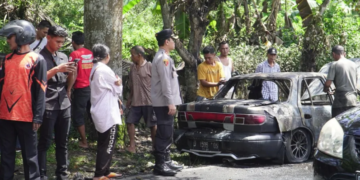 Sebuah mobil milik pemudik ludes terbakar di Jalan Raya Cimaragas, Kelurahan Situbatu, Kecamatan Banjar, Kota Banjar, Jawa Barat, pada Rabu (02/04/2025) sekitar pukul 12.30 WIB. Beruntung, tidak ada korban jiwa dalam kejadian tersebut.