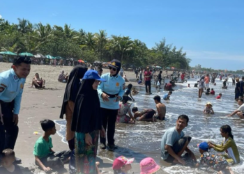Personel Polda Jabar di Pantai Pangandaran