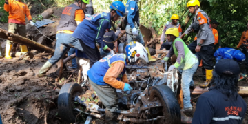 Foto : Tim gabungan telah berhasil menemukan 10 orang yang tertimbun tanah longsor di area Wisata Watu Tumpak, kawasan kecamatan Pacet, Kabupaten Mojokerto, Jawa Timur, pada Kamis (3/4). (BPBD Kabupaten Mojokerto)