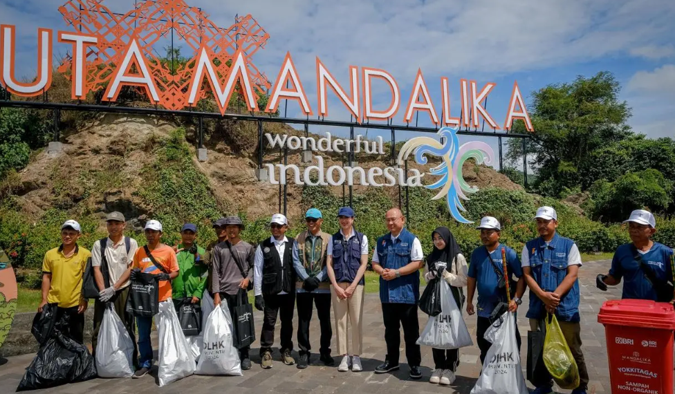Menteri Pariwisata, Widiyanti Putri Wardhana, menegaskan bahwa pelaksanaan Gerakan Wisata Bersih (GWB) di Pantai Kuta Mandalika, Nusa Tenggara Barat (NTB)