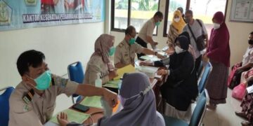 Calon jamaah haji melakukan vaksinasi meningitis. (Dok. Istimewa)