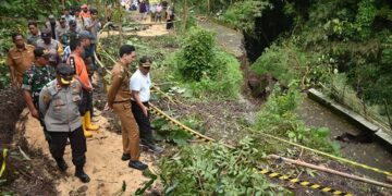 Wakil Bupati Sumedang, M. Fajar Aldila, meninjau langsung kondisi jalan ambles di Desa Cibeureum Wetan, Kecamatan Cimalaka, yang merupakan akses penghubung ke Desa Ciuyah, Kecamatan Cisarua. Peninjauan dilakukan pada Selasa (22/4/2025), menyusul dimulainya perbaikan darurat di lokasi tersebut.