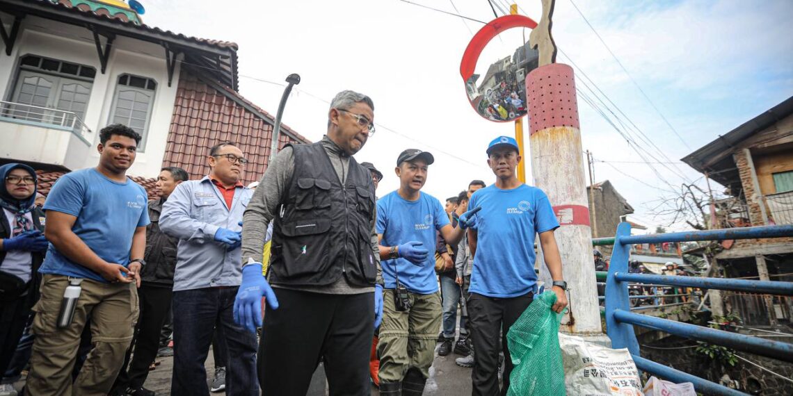 Dalam kegiatan bebersih di Kecamatan Astanaanyar, Sabtu (19/4/2025), Wali Kota Bandung Muhammad Farhan menyampaikan bahwa pendekatan lama tidak lagi cukup dalam mengatasi persoalan sampah.