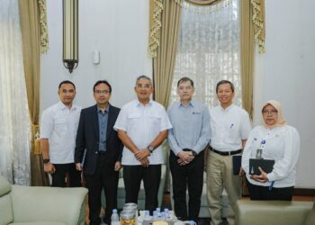 Wali Kota Bandung Muhammad Farhan (tengah) berfoto bersama jajaran Unpad.(Foto: Humas Pemkot Bandung)