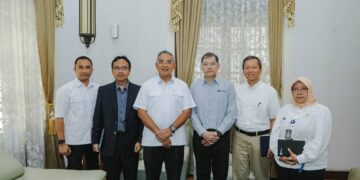 Wali Kota Bandung Muhammad Farhan (tengah) berfoto bersama jajaran Unpad.(Foto: Humas Pemkot Bandung)