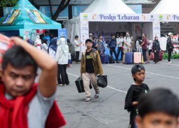 Wali Kota Bandung, Muhammad Farhan, mengungkapkan bahwa pihaknya telah mengambil berbagai langkah antisipatif untuk mengendalikan masuknya penduduk baru.