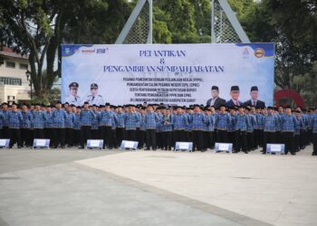 Ribuan ASN baru yang terdiri dari 1.571 PPPK dan 156 CPNS mengikuti prosesi pelantikan dan pengambilan sumpah jabatan di Lapangan Oto Iskandar Di Nata, Kecamatan Garut Kota, Selasa (15/4/2025). Acara ini dihadiri langsung oleh Bupati Garut, Abdusy Syakur Amin, dan Kepala BKN RI, Prof. Zudan Arif. Garut menjadi salah satu daerah tercepat di Indonesia dalam pengangkatan ASN tahun 2024. (Foto: Moch Ahdiansyah/ Anggana Mulia/ Diskominfo Kab. Garut).