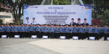 Ribuan ASN baru yang terdiri dari 1.571 PPPK dan 156 CPNS mengikuti prosesi pelantikan dan pengambilan sumpah jabatan di Lapangan Oto Iskandar Di Nata, Kecamatan Garut Kota, Selasa (15/4/2025). Acara ini dihadiri langsung oleh Bupati Garut, Abdusy Syakur Amin, dan Kepala BKN RI, Prof. Zudan Arif. Garut menjadi salah satu daerah tercepat di Indonesia dalam pengangkatan ASN tahun 2024. (Foto: Moch Ahdiansyah/ Anggana Mulia/ Diskominfo Kab. Garut).