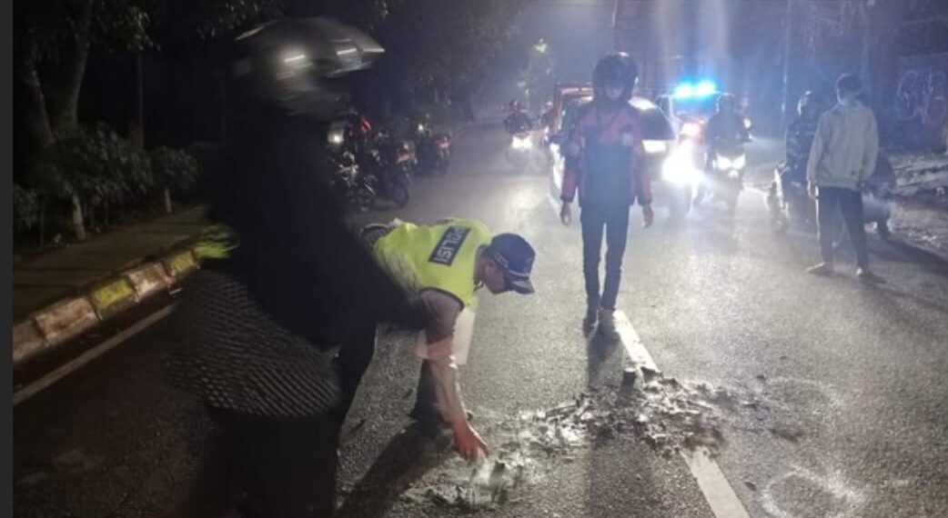 Lokasi dua sepeda motor 'adu banteng' di Jalan Raya Sangkuriang, Kota Cimahi.(Foto:Istimewa).