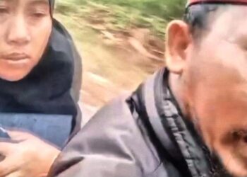 Tangkapan layar video bapak bawa anak balitanya sakit dirujuk ke rumah sakit menggunakan sepeda motor di Kabupaten Sukabumi.(Foto:Istimewa).