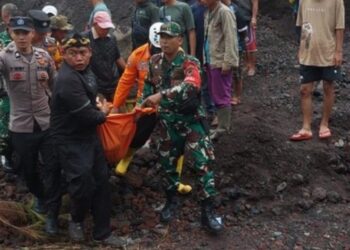 Proses evakuasi penambang pasir tewas terkubur di galian Gunung Guntur.(Foto:Istimewa).