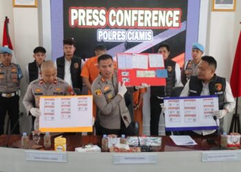 Kapolres Ciamis, AKBP Akmal memperlihatkan barang bukti SIM palsu.(Foto:Istimewa).