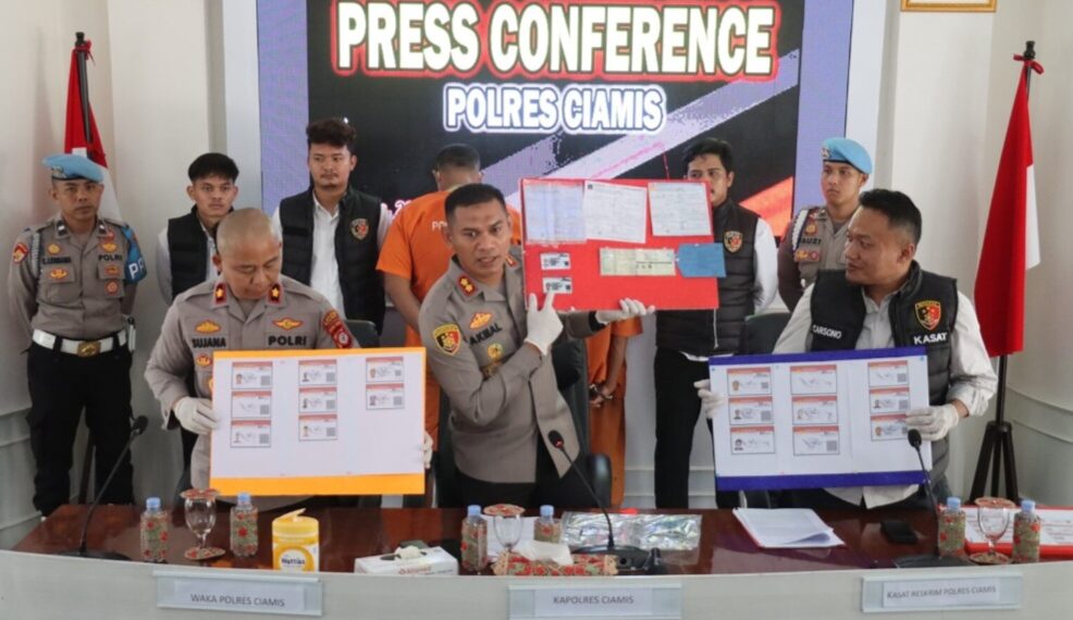 Kapolres Ciamis, AKBP Akmal memperlihatkan barang bukti SIM palsu.(Foto:Istimewa).
