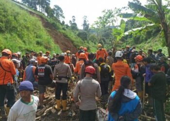Proses pencarian Endang (97), korban terseret banjir dan tanah longsor di Lembang, KBB.(Foto:Istimewa).