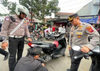 Kapolresta Bandung, Kombes Pol. Aldi Subartoni di lokasi razia sepeda motor berknalpot brong.(Foto:Istimewa).
