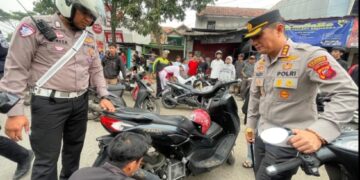 Kapolresta Bandung, Kombes Pol. Aldi Subartoni di lokasi razia sepeda motor berknalpot brong.(Foto:Istimewa).