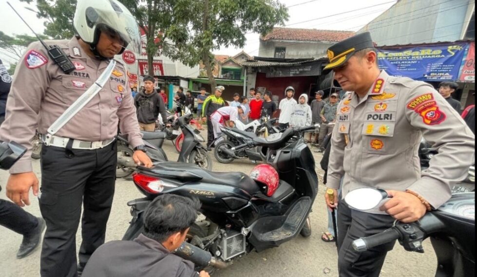 Kapolresta Bandung, Kombes Pol. Aldi Subartoni di lokasi razia sepeda motor berknalpot brong.(Foto:Istimewa).