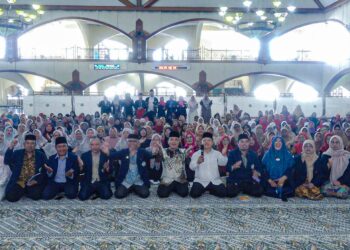 Sebanyak 500 peserta mengikuti Pelatihan Baca Tulis Al-Qur’an (BTQ) yang diselenggarakan oleh Kelompok Kerja Majelis Taklim (KKMT) Kota Bandung, bertempat di Masjid Pusdai Jawa Barat, Kamis (1/5/2025).