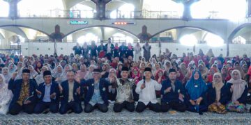 Sebanyak 500 peserta mengikuti Pelatihan Baca Tulis Al-Qur’an (BTQ) yang diselenggarakan oleh Kelompok Kerja Majelis Taklim (KKMT) Kota Bandung, bertempat di Masjid Pusdai Jawa Barat, Kamis (1/5/2025).