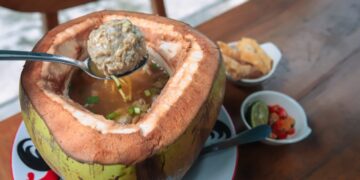 Bakso dalam kelapa.(Foto: Humas Pemkot Bandung)