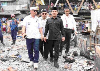 PASAR BOJONG : Bupati Bekasi Ade Kuswara Kunang didampingi para Camat dan Pejabat terkait meninjau Kebakaran Pasar Bojong yang terletak di Kampung Kedung Gede, Desa Bojongsari, Kecamatan Kedungwaringin. Rabu (21/05/2025). Foto : Jaja Jaelani/Humas Pemkab Bekasi