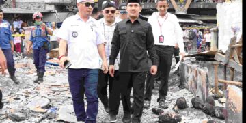 PASAR BOJONG : Bupati Bekasi Ade Kuswara Kunang didampingi para Camat dan Pejabat terkait meninjau Kebakaran Pasar Bojong yang terletak di Kampung Kedung Gede, Desa Bojongsari, Kecamatan Kedungwaringin. Rabu (21/05/2025). Foto : Jaja Jaelani/Humas Pemkab Bekasi