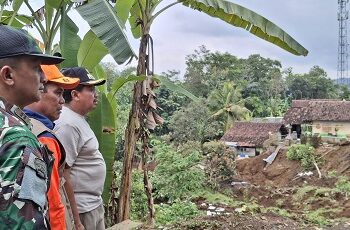 Bupati Sumedang Dony Ahmad Munir (paling kanan) cek lokasi longsor.(Foto: Humas Pemkab Sumedang)