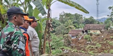 Bupati Sumedang Dony Ahmad Munir (paling kanan) cek lokasi longsor.(Foto: Humas Pemkab Sumedang)