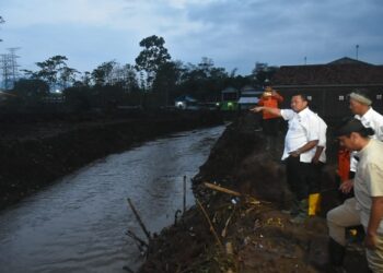 Bupati Sumedang, Dony Ahmad Munir, menegaskan pentingnya pengawasan langsung di lapangan dalam pelaksanaan proyek normalisasi Sungai Cimande di Kecamatan Cimanggung.(Foto: Humas Pemkab Sumedang)