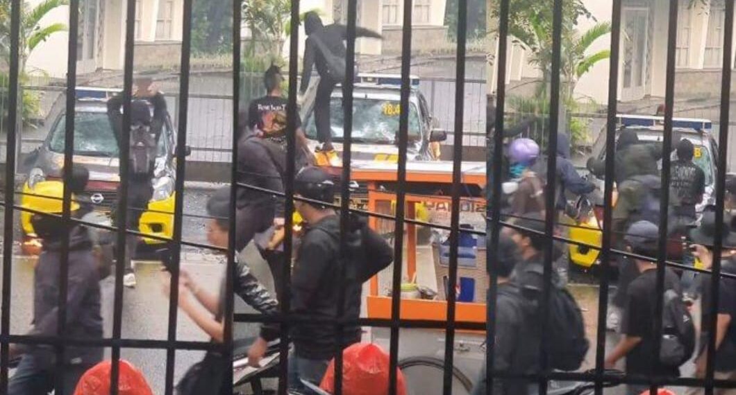 Aksi anarkis demonstran saat peringatan May Day di Kota Bandung, Kamis (01/05/2025).(Foto:Istimewa).