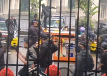 Aksi anarkis demonstran saat peringatan May Day di Kota Bandung, Kamis (01/05/2025).(Foto:Istimewa).