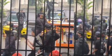 Aksi anarkis demonstran saat peringatan May Day di Kota Bandung, Kamis (01/05/2025).(Foto:Istimewa).