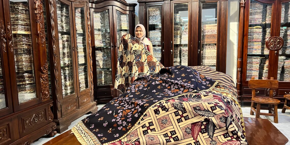UMKM binaan PT Pertamina Patra Niaga Regional Jawa Bagian Barat milik Aisha Nadia 'Dimas Batik' menjadi satu-satunya pengrajin batik tulis di Tasikmalaya yang masih setia menggunakan malam atau lilin dalam setiap proses produksinya. (Dok. Istimewa)