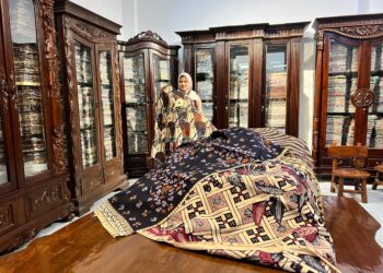 UMKM binaan PT Pertamina Patra Niaga Regional Jawa Bagian Barat milik Aisha Nadia 'Dimas Batik' menjadi satu-satunya pengrajin batik tulis di Tasikmalaya yang masih setia menggunakan malam atau lilin dalam setiap proses produksinya. (Dok. Istimewa)