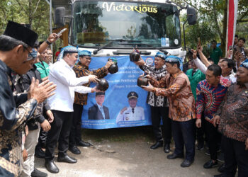 Menteri Perdagangan, Budi Santoso bersama Menteri Desa dan Pembangunan Daerah Tertinggal, Yandri Susanto melepas ekspor produk gula kelapa ke Hungaria senilai USD 35 ribu atau setara Rp586,4 juta di Desa Langgongsari, Kabupaten Banyumas, Jawa Tengah, Kamis (1 Mei).