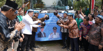 Menteri Perdagangan, Budi Santoso bersama Menteri Desa dan Pembangunan Daerah Tertinggal, Yandri Susanto melepas ekspor produk gula kelapa ke Hungaria senilai USD 35 ribu atau setara Rp586,4 juta di Desa Langgongsari, Kabupaten Banyumas, Jawa Tengah, Kamis (1 Mei).