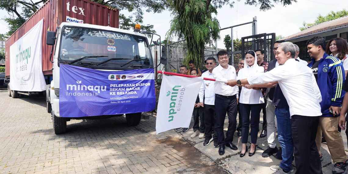 Wakil Menteri Perdagangan, Dyah Roro Esti bersama Wakil Gubernur Jawa Barat, Erwan Setiawan melepas ekspor perdana produk sekam bakar milik PT Minaqu Indonesia ke Belanda senilai 26.300 Euro di Kota Bogor, Jawa Barat, Rabu (30 Apr).(Foto: Humas Kemendag)