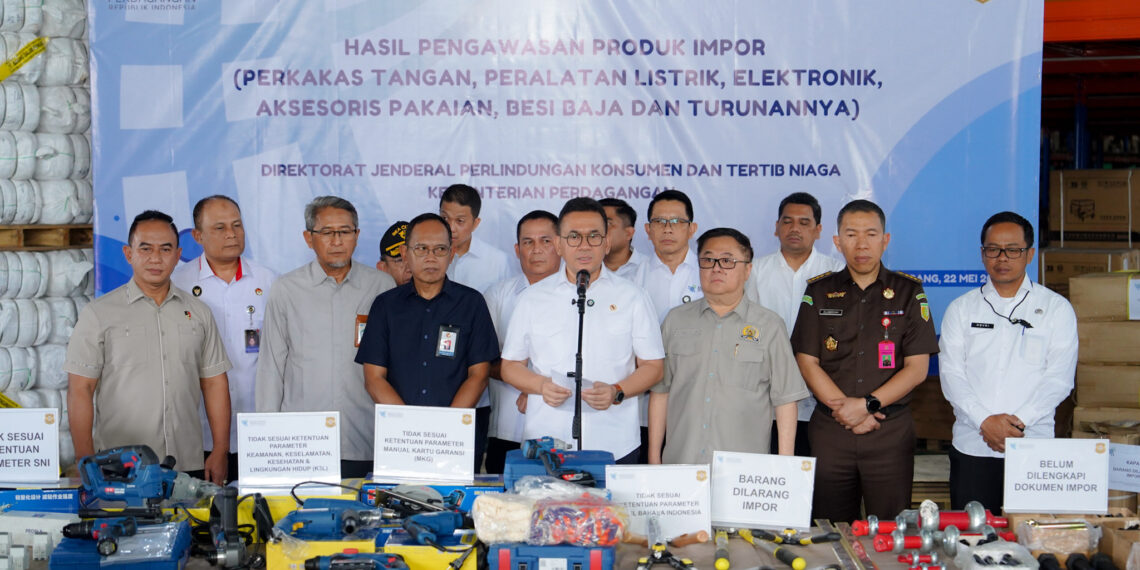 Menteri Perdagangan Budi Santoso memimpin ekspose produk impor yang tidak sesuai ketentuan di Tangerang, Banten, pada Kamis (22 Mei).